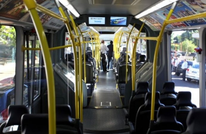Homem ataca passageiros com faca em ônibus após freada e polícia acredita em surto