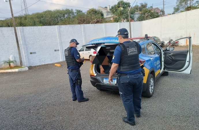 Homem é detido pela guarda municipal após quebrar e danificar vários túmulos no cemitério central