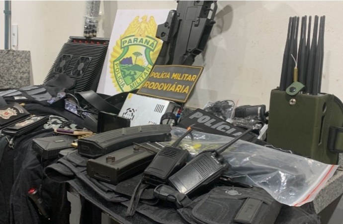 Homem é preso com mala recheada de equipamentos táticos de polícia na PR 180