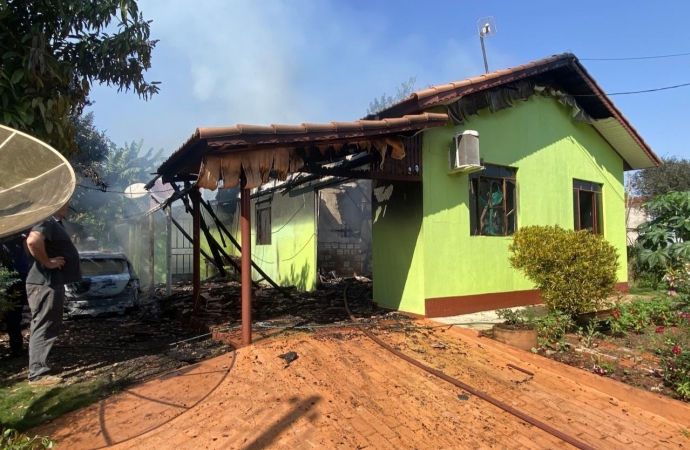 Homem esfaqueia a mulher, ateia fogo na casa e comete suicídio, em Santa Helena