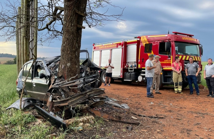 Homem morre ao bater carro violentamente na PR-495, em Medianeira