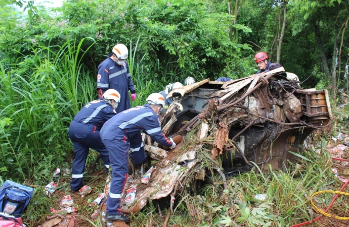 Homem morre após caminhão de leite ficar sem freio e tombar na PR 488 em Santa Helena