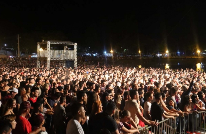 Hugo e Guilherme agitam o Balneário na véspera do Réveillon; hoje tem Fernando e Sorocaba e show de fogos