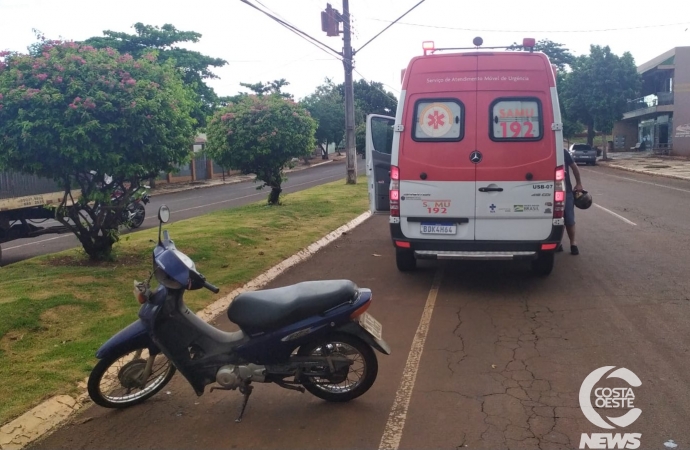 Idoso fica ferido ao colidir Biz contra veículo estacionado, em Santa Helena