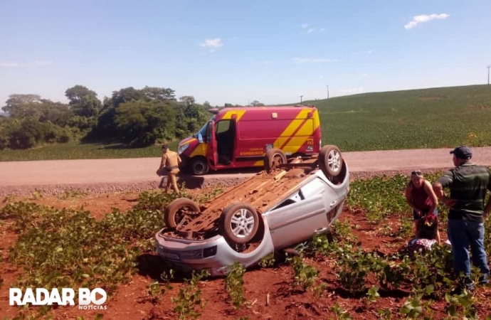 Veículo capota na PR 317, em Ouro Verde do Oeste