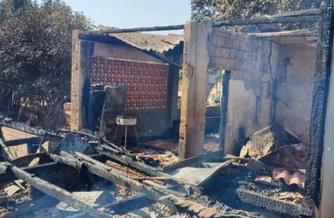 Idosa de 86 anos morre carbonizada dentro de casa no Oeste do Paraná