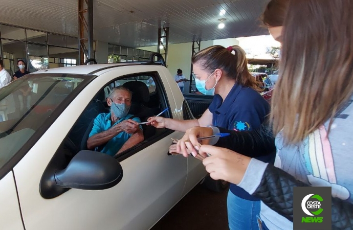 Idoso comemora ao tomar segunda dose da vacina contra a covid-19 em São Miguel do Iguaçu