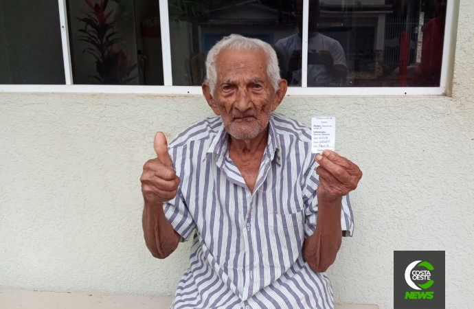 Idoso de 103 anos é vacinado contra a Covid-19 em Guaíra