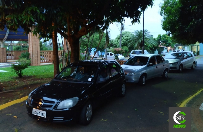 Idosos “pernoitam” na fila em busca da vacina contra a covid-19 em Santa Helena