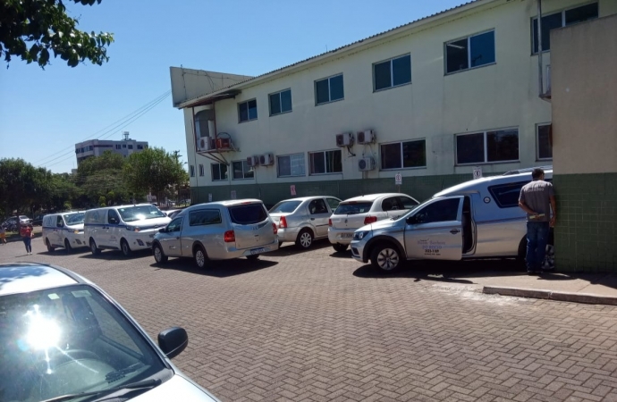 Impactante: carros funerários formam fila para retirada de vítimas da Covid-19 no Hospital Municipal