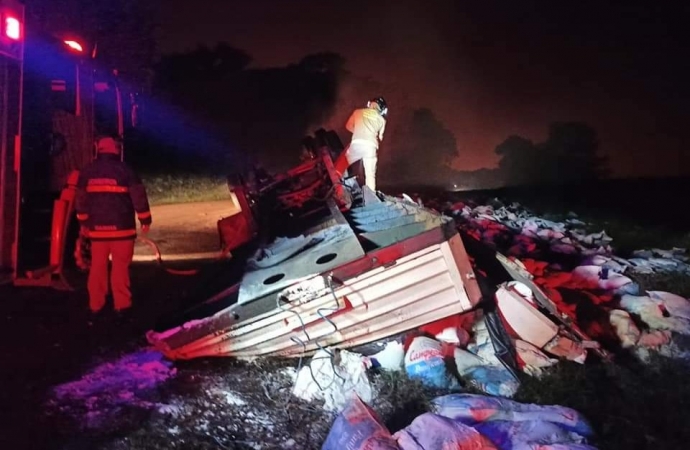 Impressionante: motorista sai ileso ao tombar carreta entre Santa Helena e Diamante D