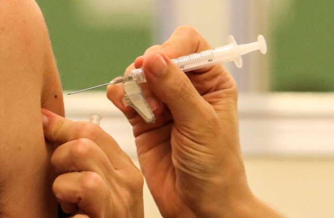 Imunidade pós-vacina pode demorar semanas, dizem especialistas