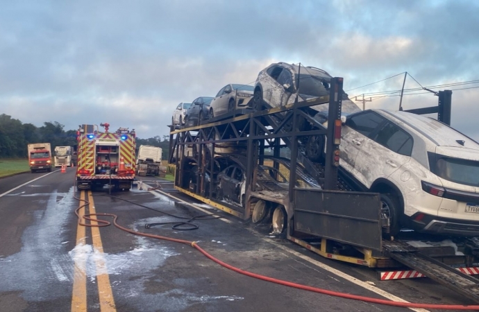 Incêndio atinge caminhão-cegonha e destrói sete veículos na BR-277, no Paraná