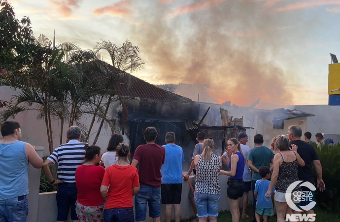 Incêndio atinge quatro imóveis no centro de Medianeira