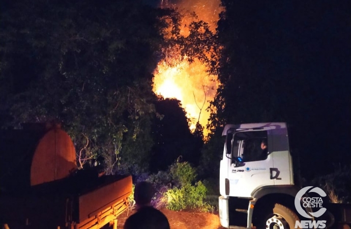 Incêndio de grande proporção mobiliza Corpo de Bombeiros no interior de São Miguel do Iguaçu