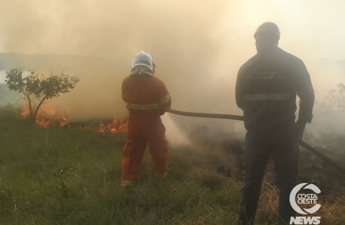 Incêndio de grandes proporções atinge vegetação no balneário de Santa Helena