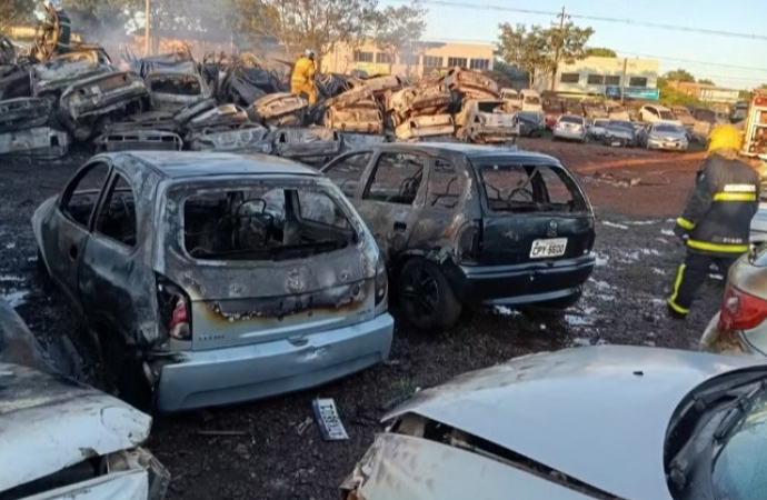 Incêndio de grandes proporções destrói mais de 100 veículos no pátio do Detran em Cascavel