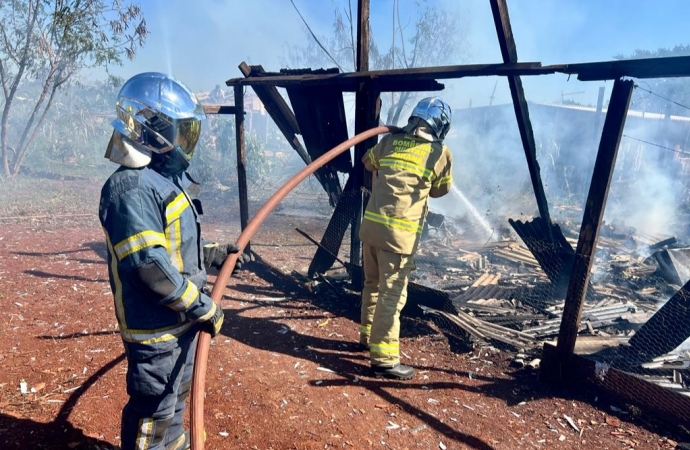 Incêndio destrói casa de madeira em assentamento na BR-277