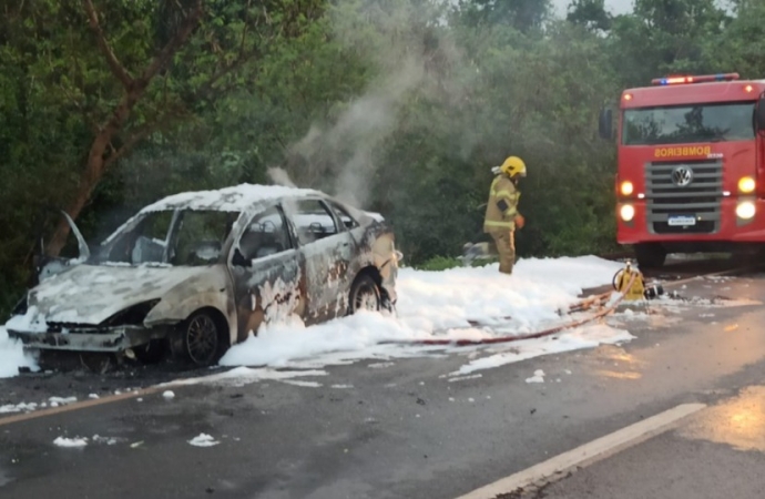 Incêndio destrói veículo na BR 163 entre Toledo e Marechal C. Rondon