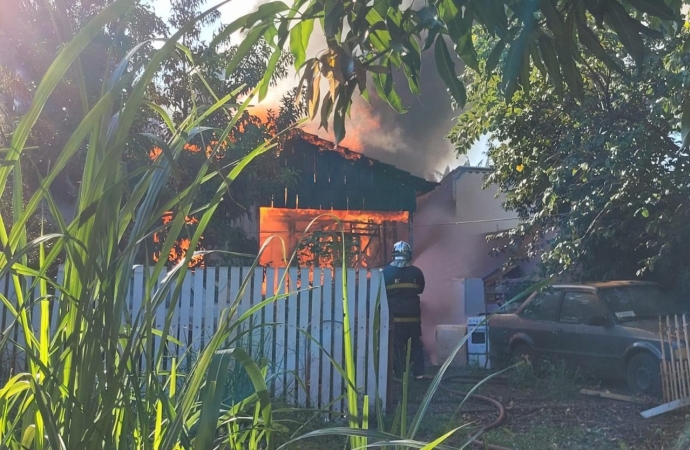 Incêndio é registrado em imóvel em Santa Helena
