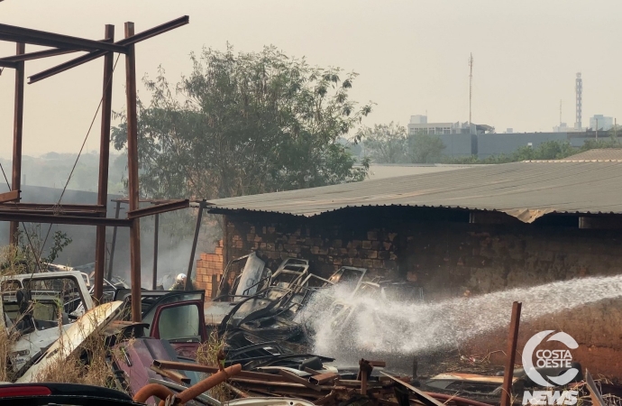 Incêndio em Ferro-Velho Mobiliza Bombeiros em São Miguel do Iguaçu