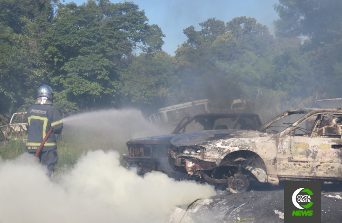 Incêndio em ferro velho mobiliza Bombeiros no interior de Santa Helena