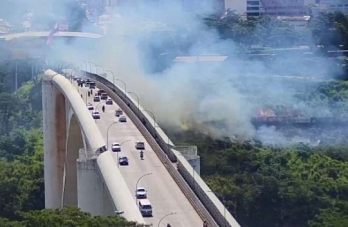 Incêndio em vegetação queimou fios e deixou prejuízo de R$ 60 mil na Ponte da Amizade