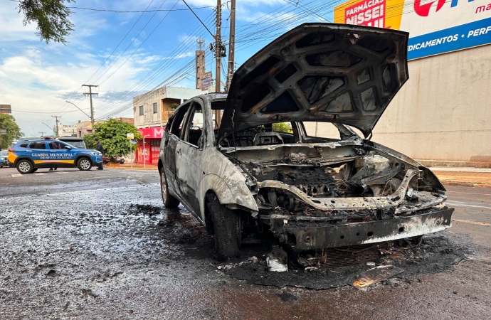Incêndio repentino destrói Ford Focus no centro de São Miguel do Iguaçu