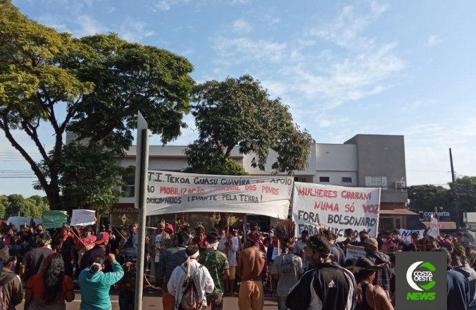 Indígenas protestam em Guaíra contra projeto de lei que pretende mudar demarcações