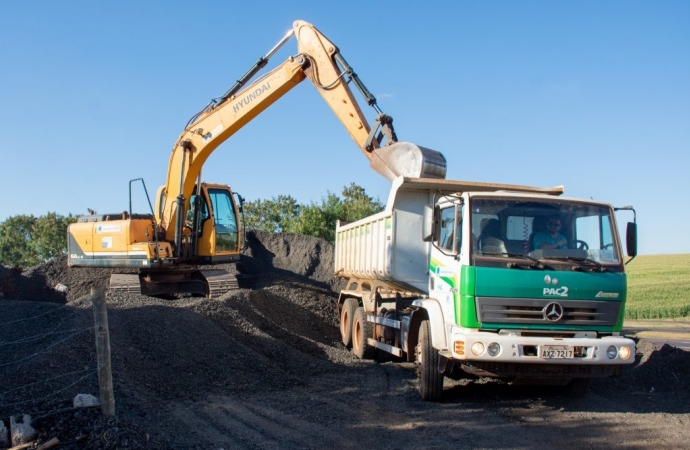 Iniciada as obras de recuperação de estrada rural com aplicação de fresado de asfalto em São Miguel