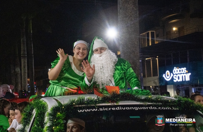 Invasão dos Papais Noéis anima a noite em Medianeira