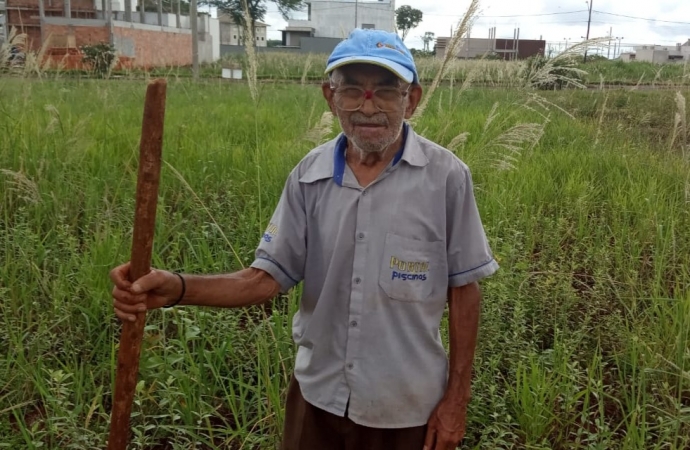 “Isso aqui é meu coração”, diz idoso de 94 anos ao trabalhar carpindo lote; assista