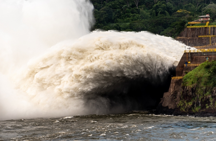 Itaipu abre segunda calha do vertedouro pela terceira vez em menos de um mês