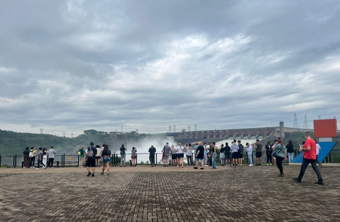Itaipu Binacional: Turistas se encantam com vertedouro aberto