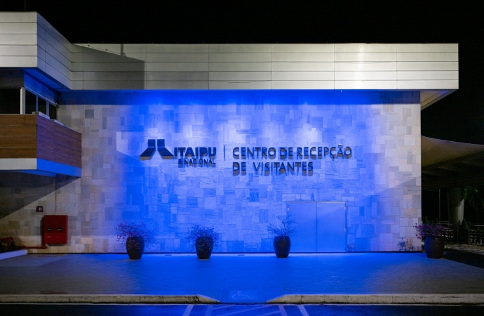 Itaipu se ilumina de azul para marcar Dia Mundial de Prevenção de Afogamentos