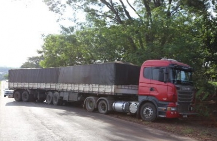 Itaipulândia: Caminhão Bitrem carregado de soja tenta subir pela Estrada da Santa