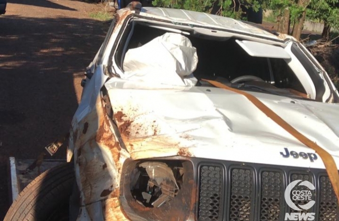 Jeep capota após acidente na PR 317, em distrito de Santa Helena