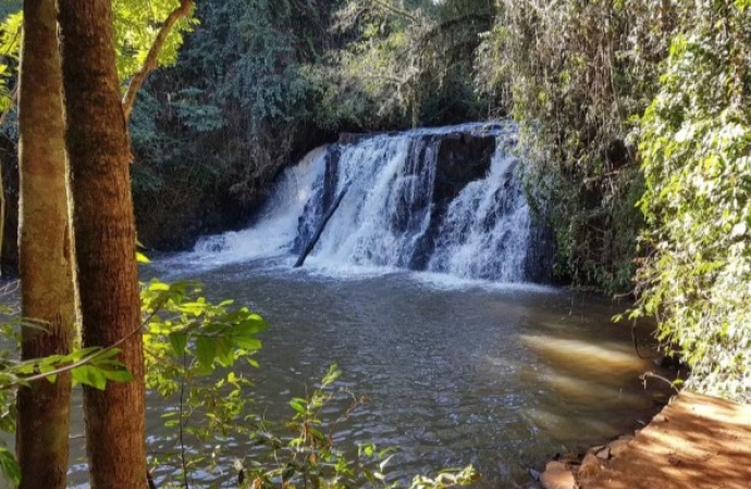Jovem de 20 anos morre após se afogar enquanto mergulhava em cachoeira no Paraná