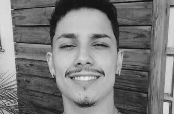 Jovem de 21 anos morre após acidente entre moto e caminhão