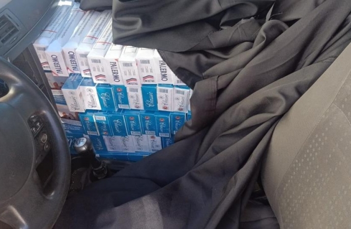 Jovem é preso com 200 maços de cigarros carregados em Santa Helena