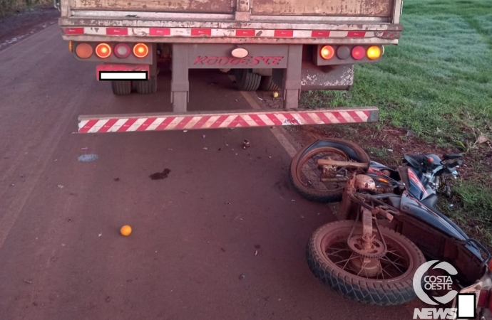 Jovem morre ao colidir moto na traseira de caminhão em Pato Bragado