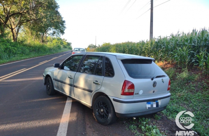 Jovens são flagrados dormindo em veículo sobre a rodovia em Missal