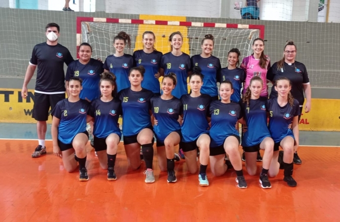 Júlia Schuvank Maculan e Maria Isabel Freitas Medina se preparam para o Campeonato brasileiro de handebol