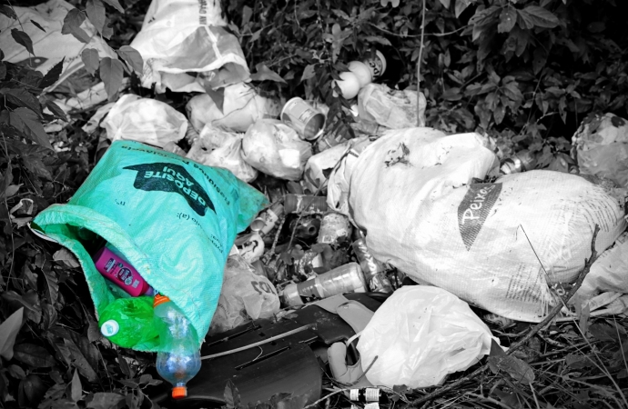 Lixo é descartado irregularmente em rio e margens de estradas em Itaipulândia