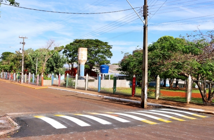 Lombada elevada é colocada em frente à Escola Rondônia em Itaipulândia