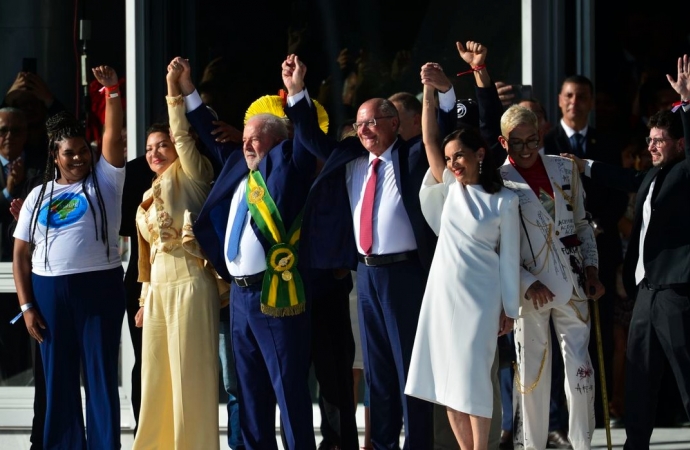 Lula sobe a rampa do Planalto e recebe faixa presidencial
