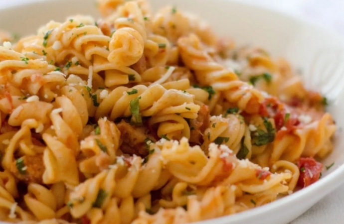 Macarrão com sobras de churrasco na panela de pressão