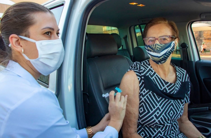 Mais de 160 idosos acima de 79 anos são vacinados neste sábado (13) contra a Covid em Medianeira
