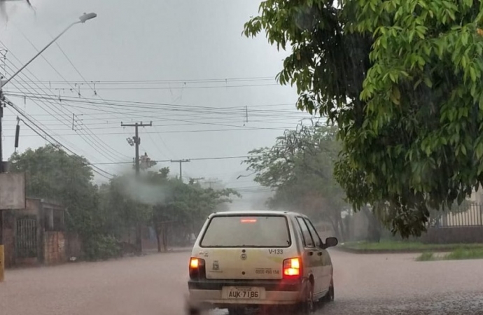 Mais de 50 casas foram alagadas pela chuva em Foz do Iguaçu