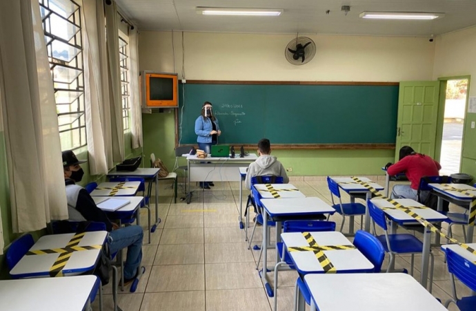 Mais escolas voltam às aulas presenciais com segurança no Paraná